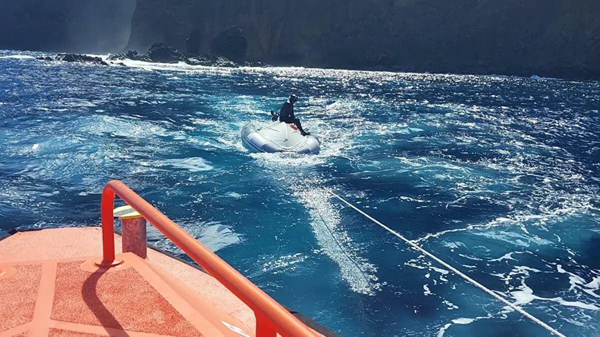 Rescate de dos tripulantes en La Gomera tras volcar su embarcación